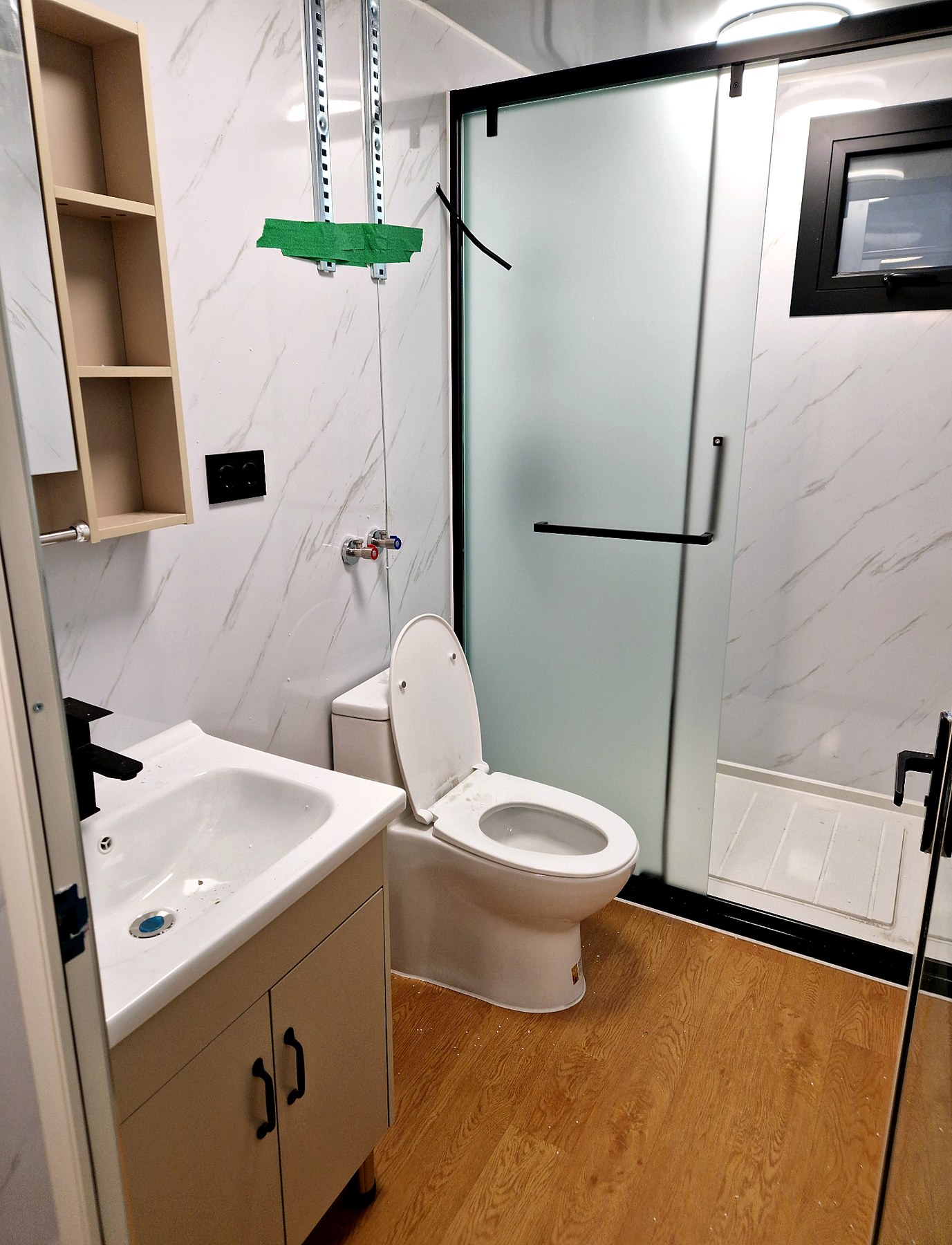 Badkamer van Model Quatro met douche, toilet en wastafel van Wonen in 1 Dag