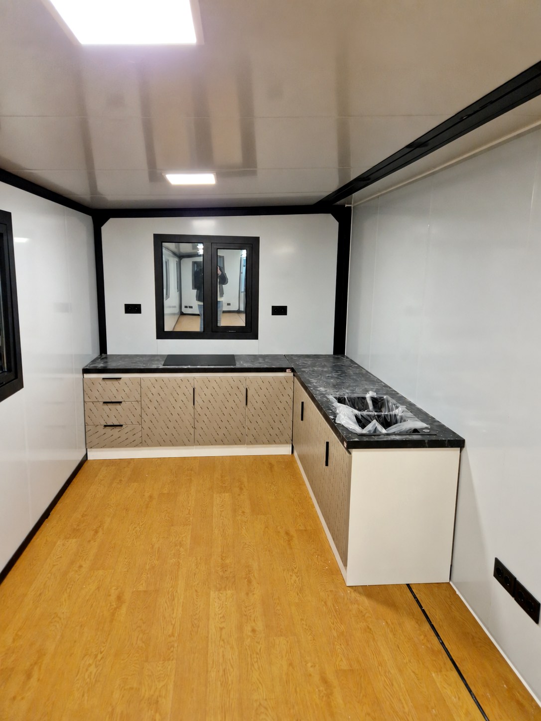 Keuken van Model Quatro met kookplaat, spoelbak en kastruimte van Wonen in 1 Dag