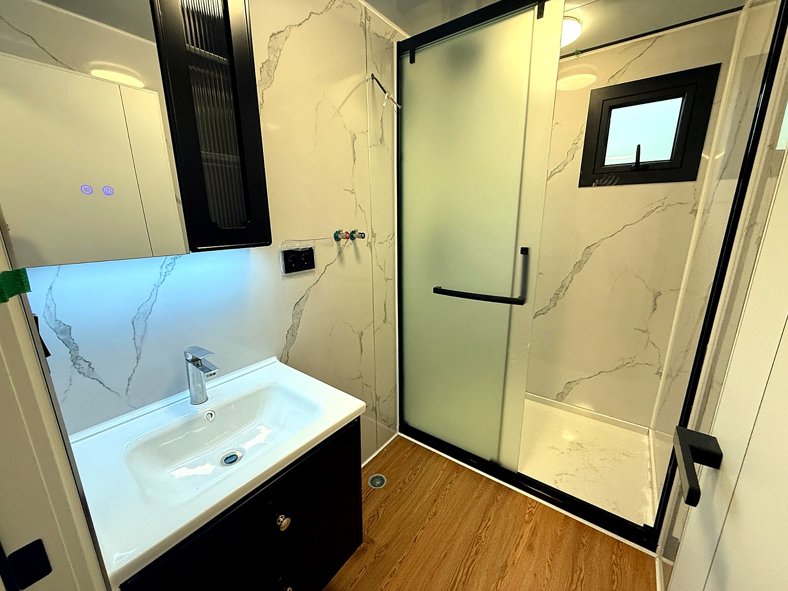 Badkamer van Model Trio met douche en wastafel van Wonen in 1 Dag