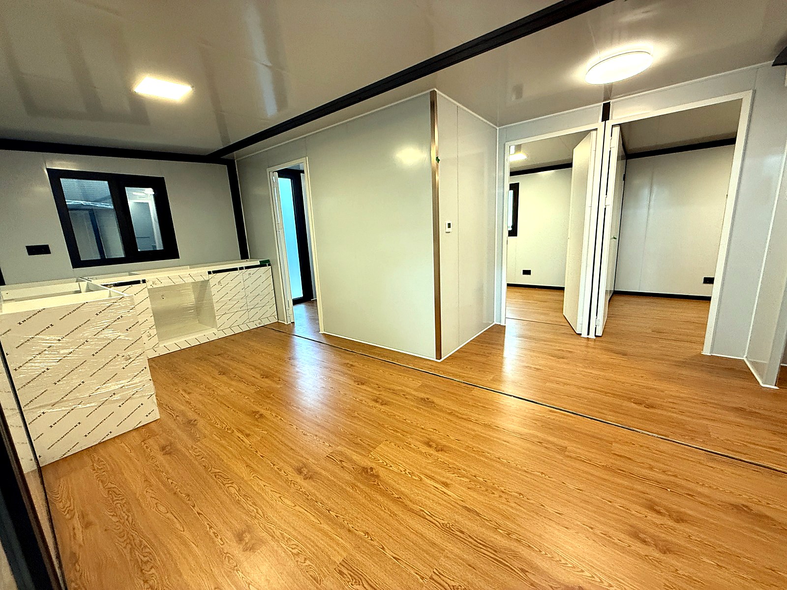 Woonruimte van Model Trio met open indeling en keuken van Wonen in 1 Dag