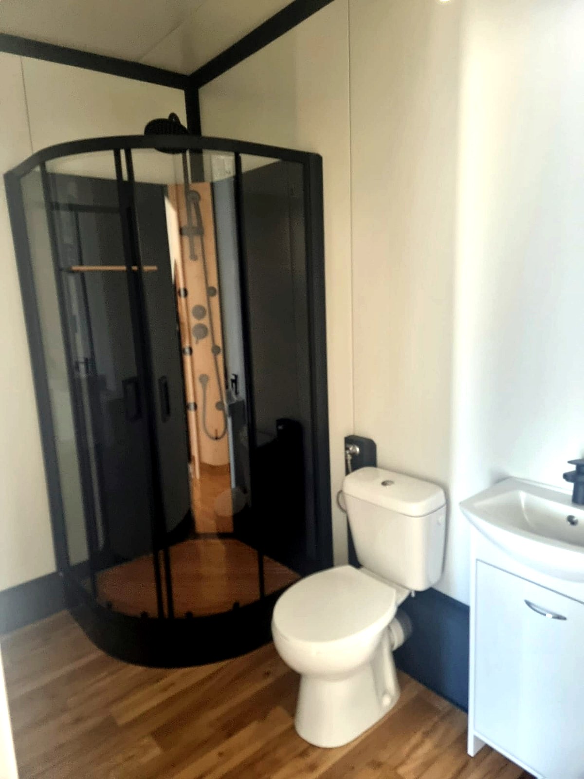 Badkamer van de 3 meter unit met douche, toilet en wastafel van Wonen in 1 Dag