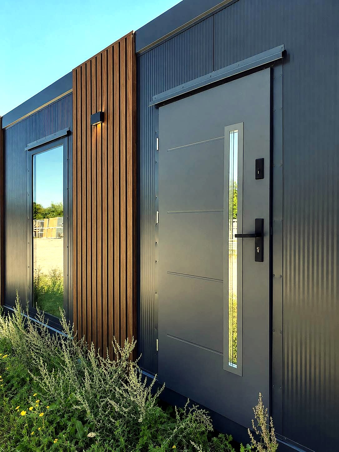 Entree van de 3 meter unit met deur, raam en houtaccent van Wonen in 1 Dag